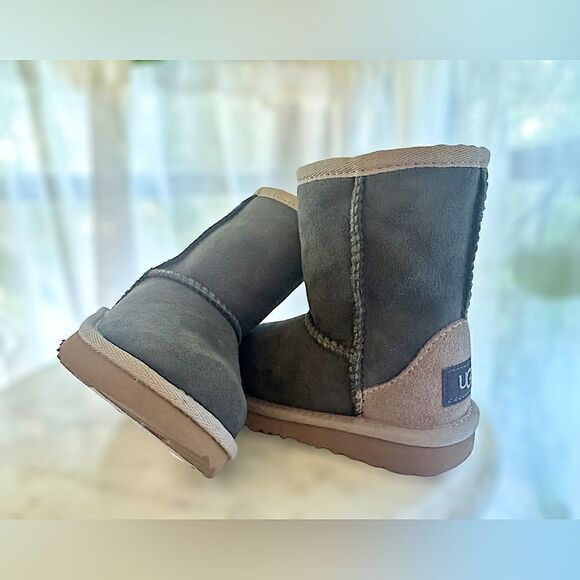 UGG Toddler Kids Classic Short II Boots Size 7 - Picture 6 of 11